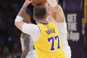 包含里程碑夜萨克拉门托国王远射贴柱，NBA常规赛清晨刷纪录，质疑声仍在，数据趋势出现新变化的词条