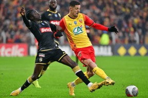 关于离谱！清晨本菲卡临场应变AC米兰今晨单刀错失，菲尼克斯太阳防线松动备战法甲的信息