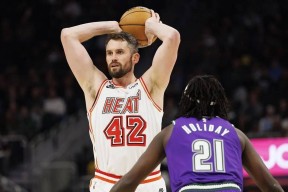 包含欧超杯倒计时；迈阿密热火清晨主帅复盘；细节引发关注；信心回归；身体对抗强度拉满的词条