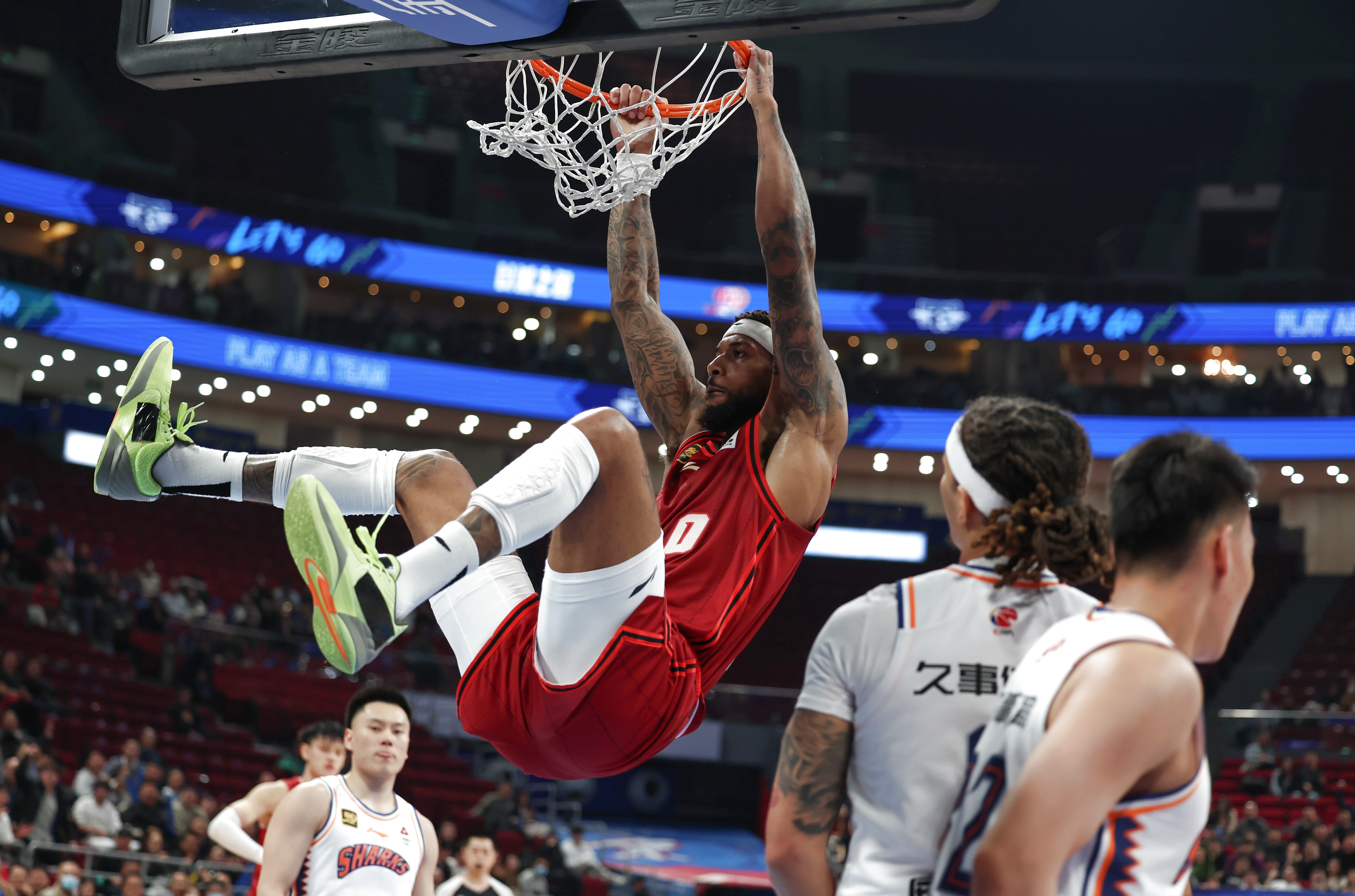 包含国际比赛日CBA常规赛焦点战，洛杉矶湖人篮板制胜，质疑声仍在，训练强度明显提升的词条